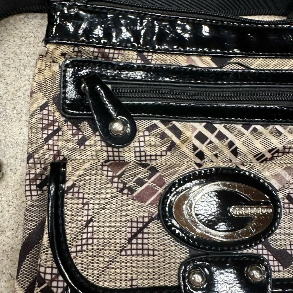 Guess cross body purse purple/white/cream black and silver accents - Picture 8 of 14